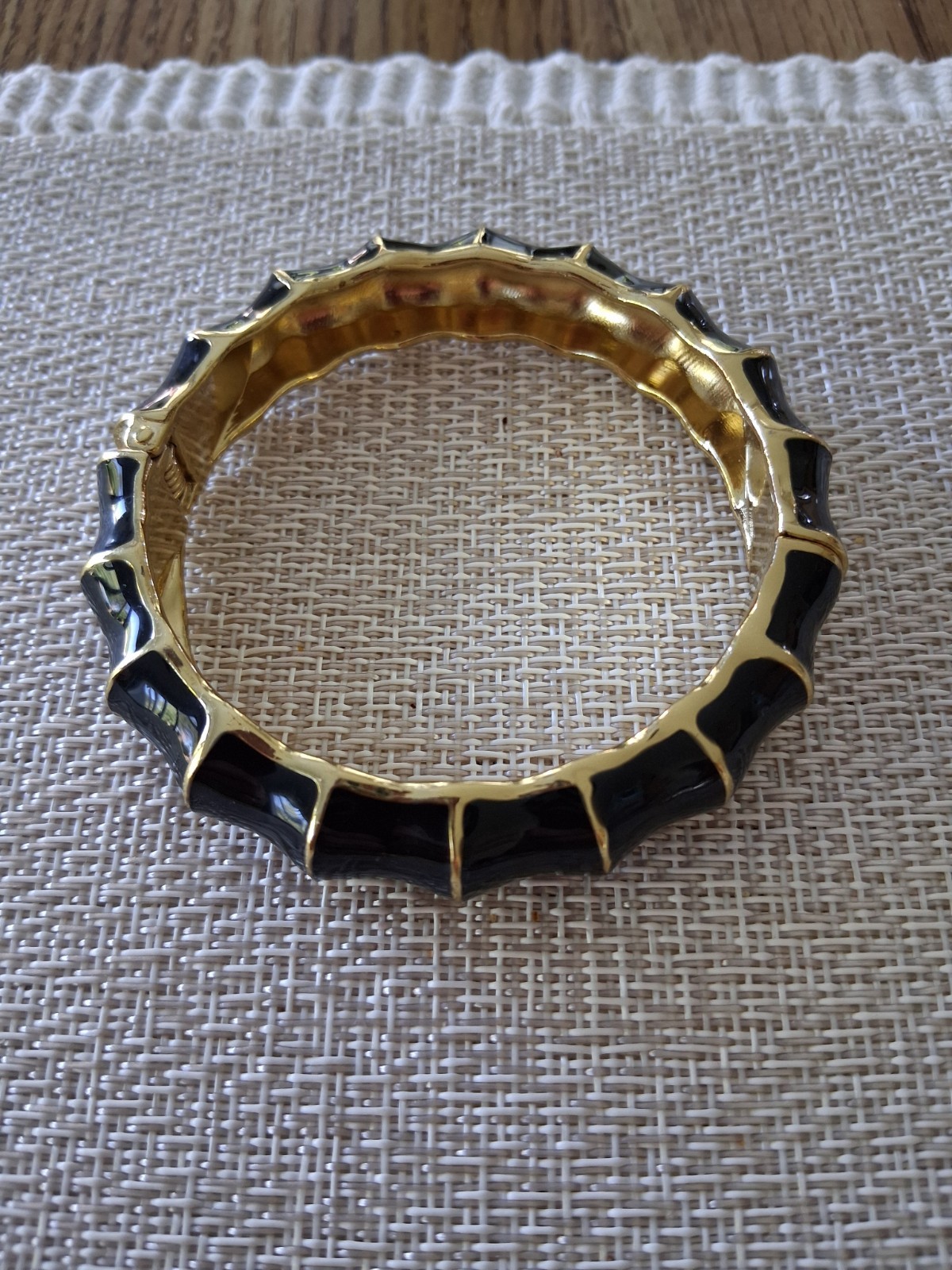 SEQUIN BLACK ENAMEL RIBBED BAMBOO GOLD HINGED BANGLE BRACELET UNSIGNED