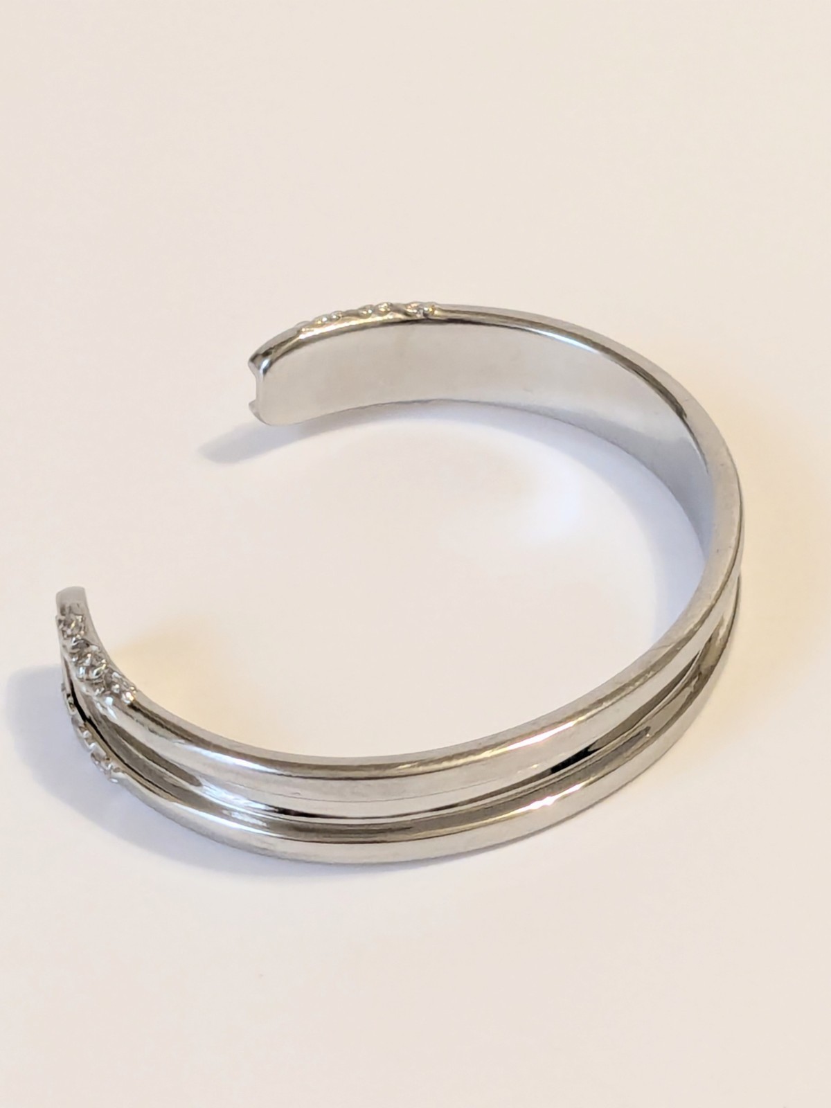 Silver Tone Open Cuff Bracelet With Textured Ends. 6 3/4 In. 1/2″ Wide. BOHO.
