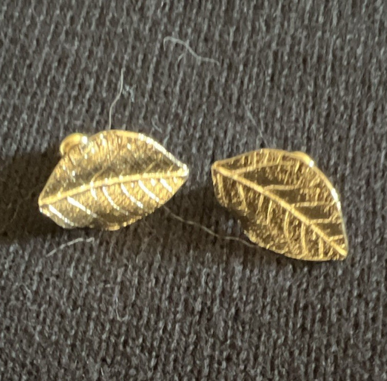 Gold Tone Textured Leaf Stud Earrings Screw Back Closure No Stone Metal