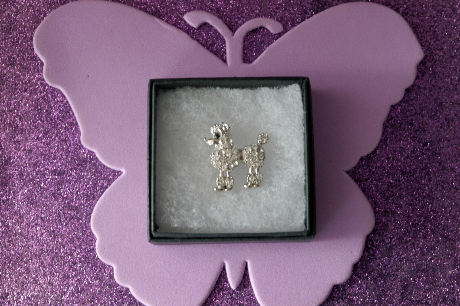 BEAUTIFUL FASHION BROOCH WITH PUDLE DOG 4.3 GR. 2.5 X 2.5 CM. WIDE IN GIFT BOX