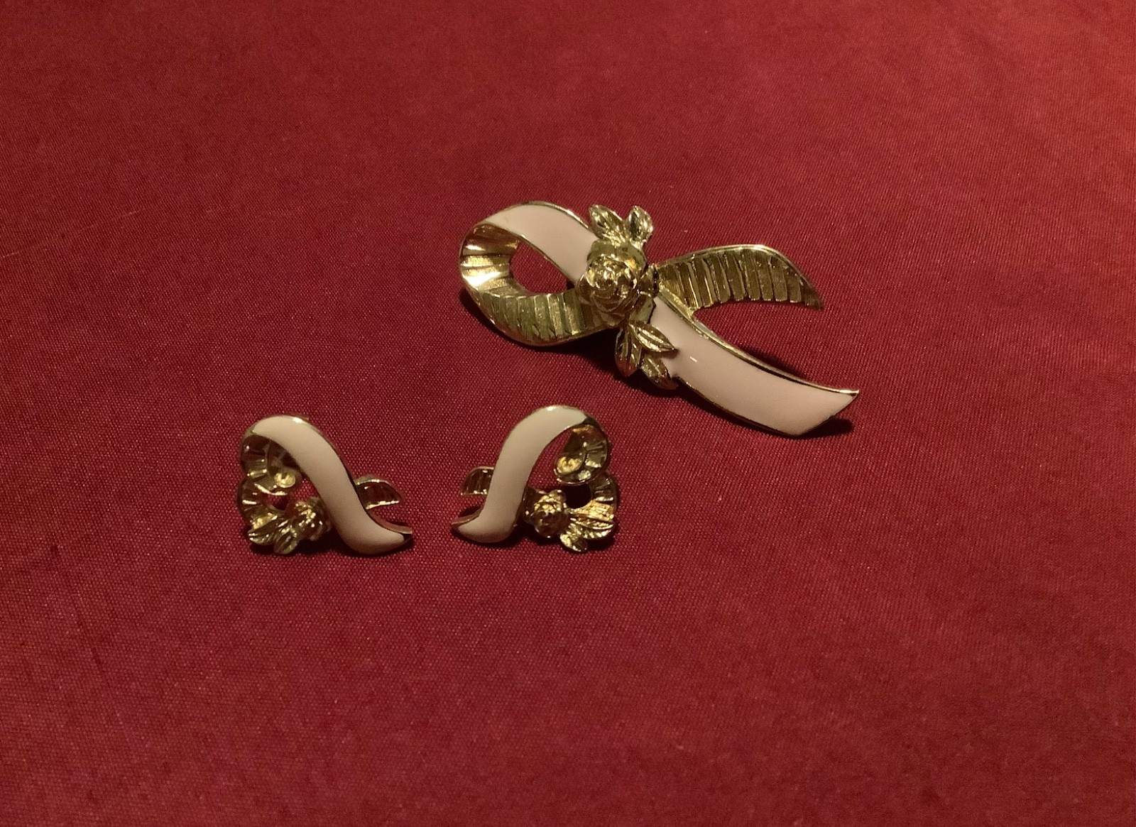 Vintage AVON Breast Cancer Awareness Gold Tone Lapel Pin Pierced Earring Set