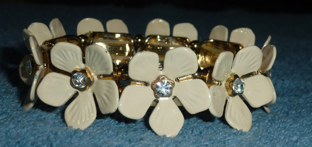 Gold Tone White Cream Enamel Flowers Clear Rhinestone Centers Stretch Bracelet