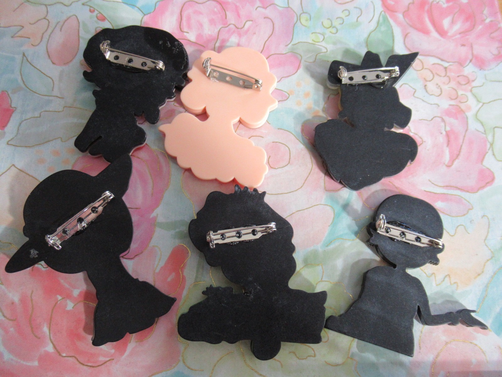 BEAUTIFUL PRINCESS GIRL LADIES WOMEN CHARACTER BROOCH CHOOSE YOUR FAVORITE! NEW