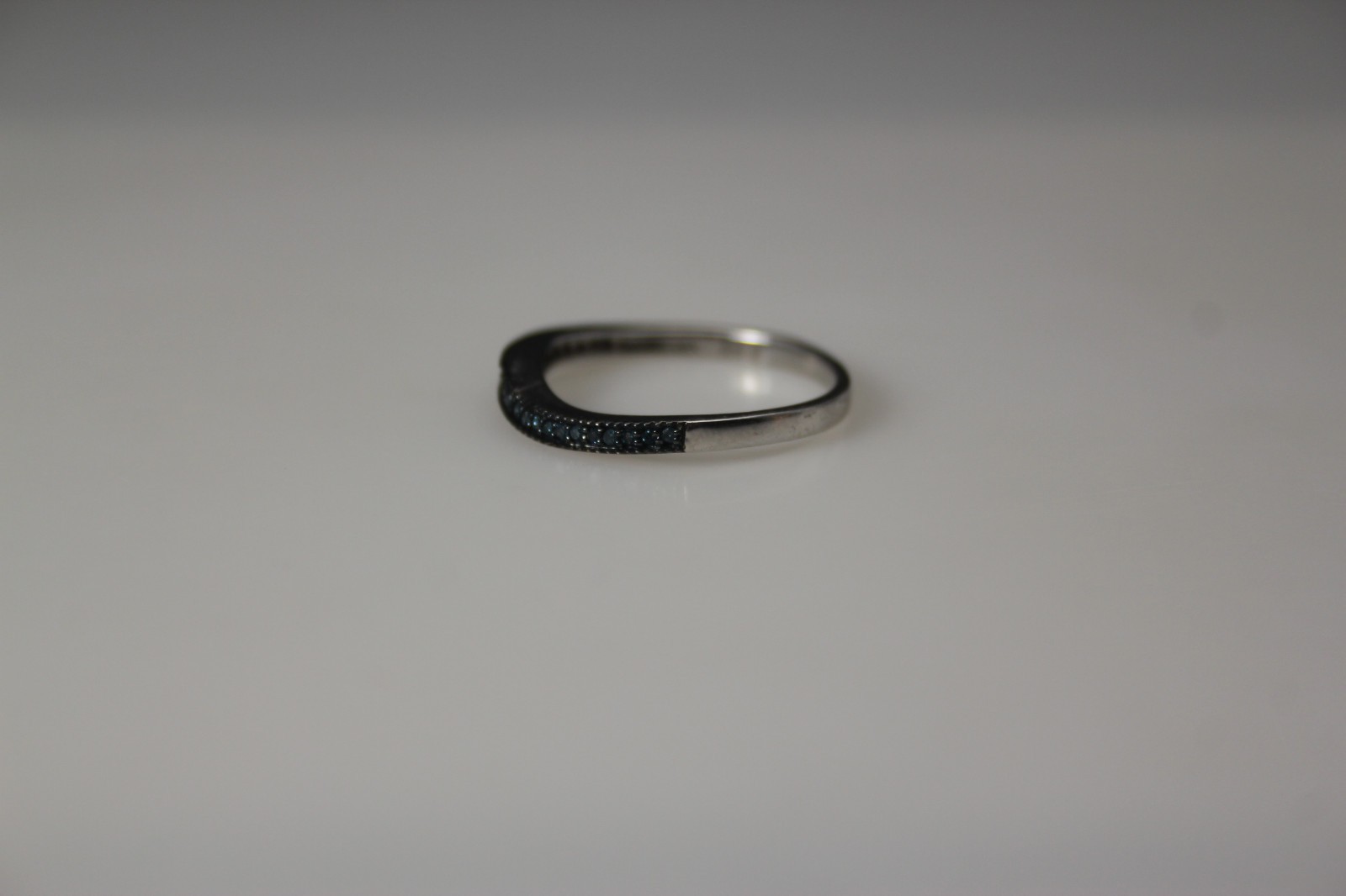 925 Sterling Silver Dark Blue Diamond Chips Size 8 Ring 1.7 Grams (RIN9813)