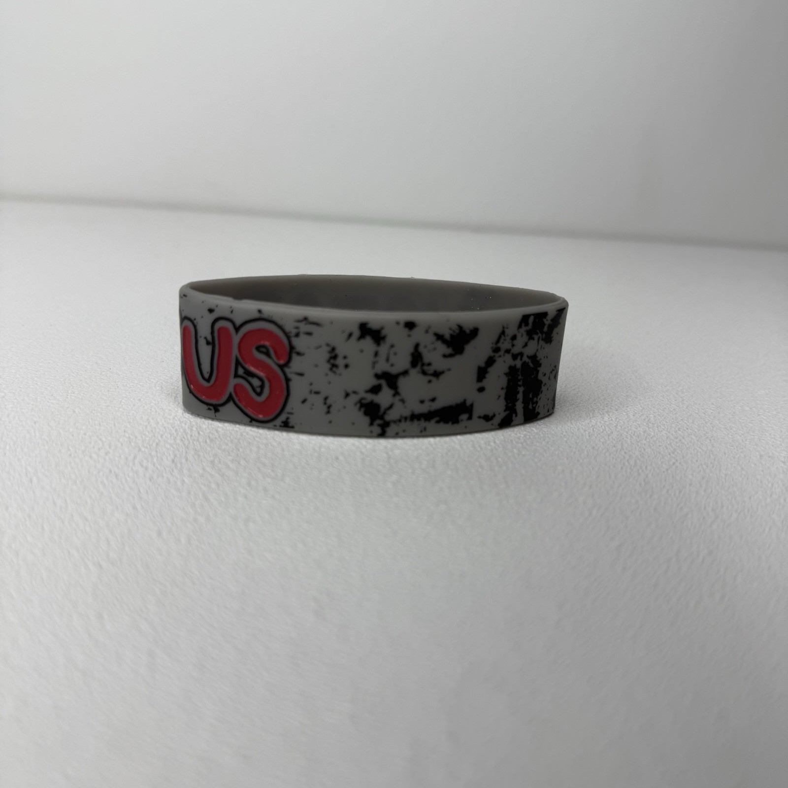 Radbandz NOTORIOUS Hot Topic Silicone Wristband Bracelet Gray Red Youth Size