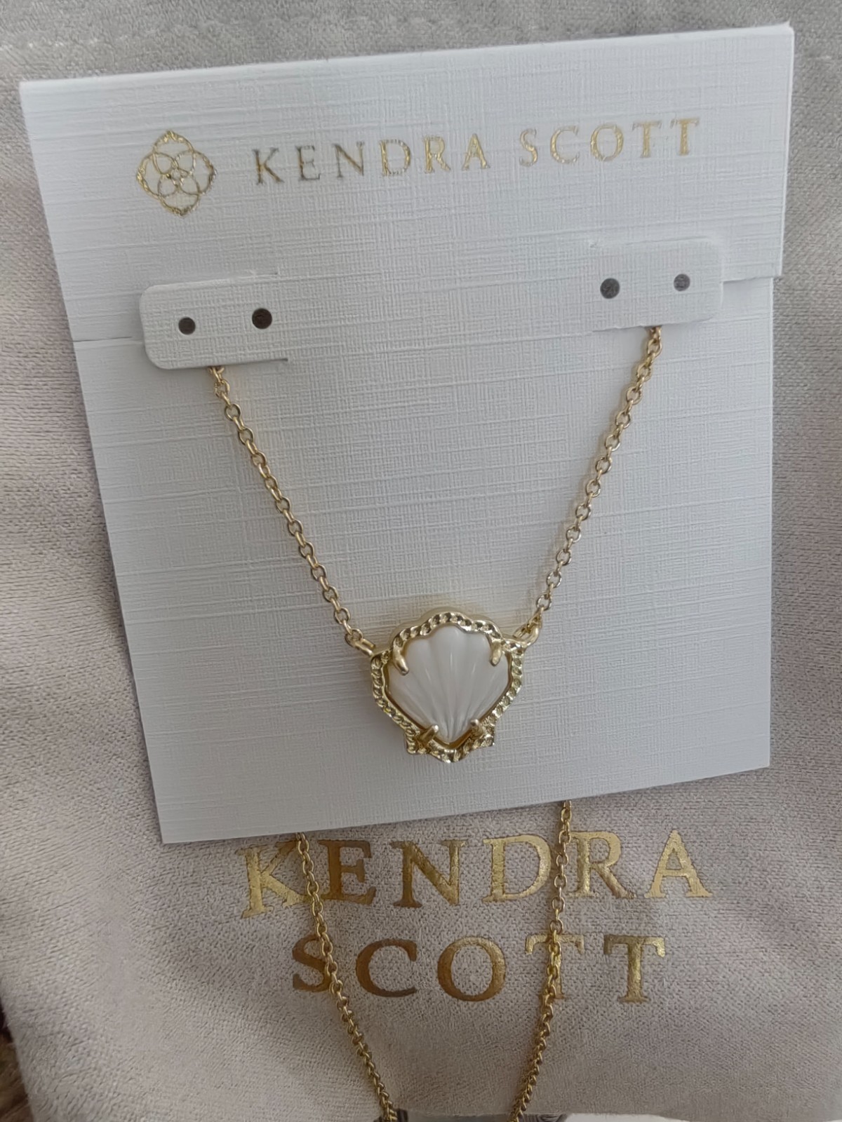 ✨Ocean Inspired🐚 Shell Shaped Mother of Pearl Pendant Gold Short Chain Ivory.