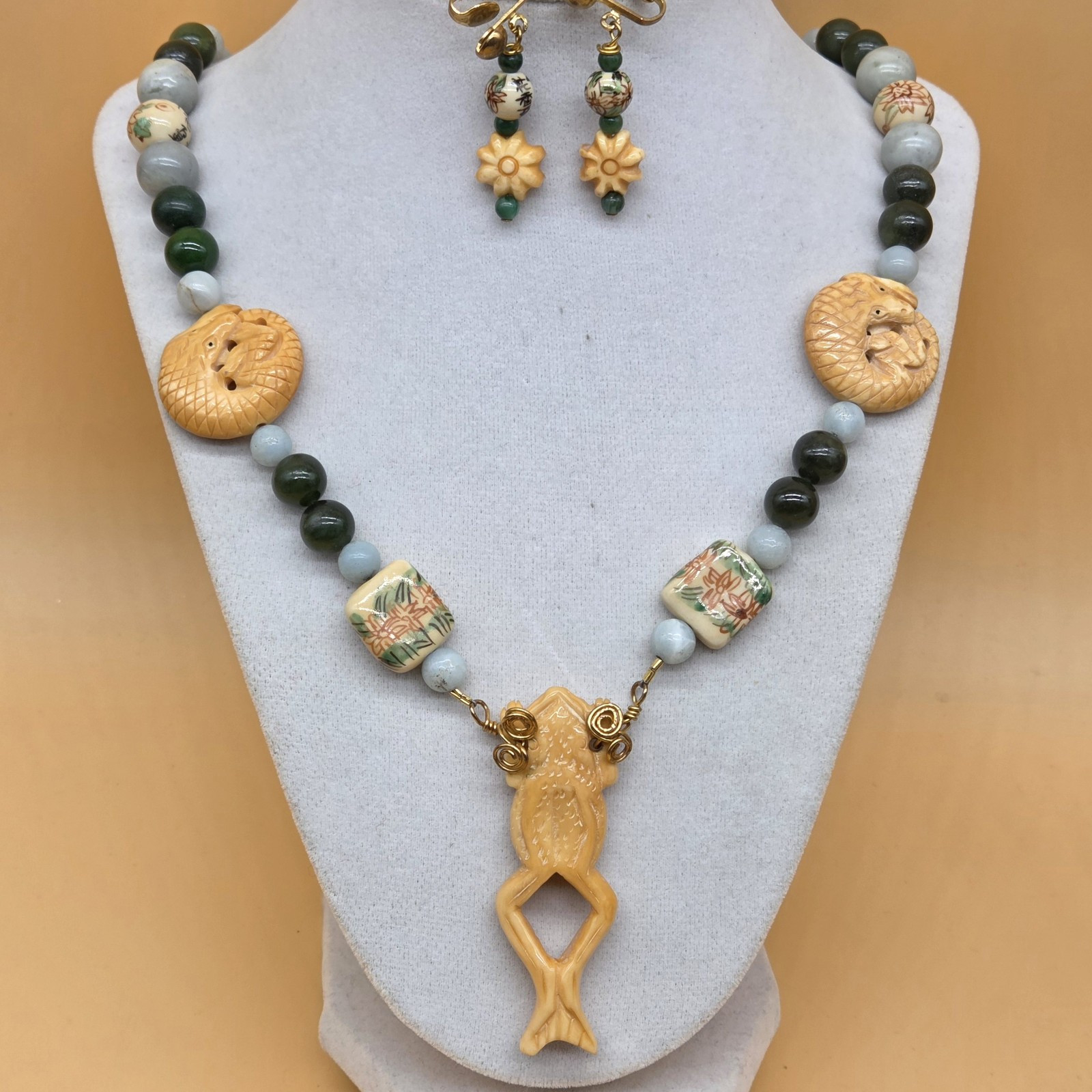 Carved Frog/Lizard/Alligator Reversible Jade/Agate Stone Necklace & Earrings