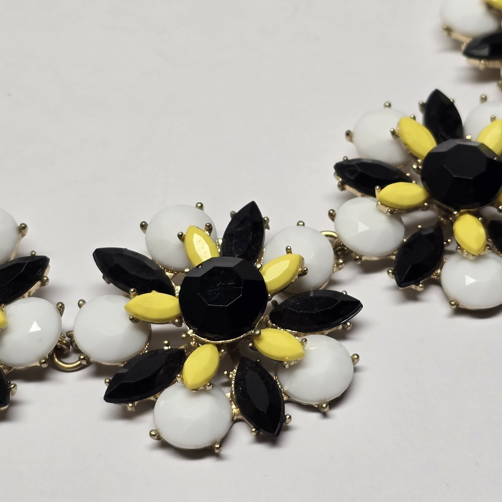 Charming Charlie Black, White, and Yellow Floral Necklace 15″