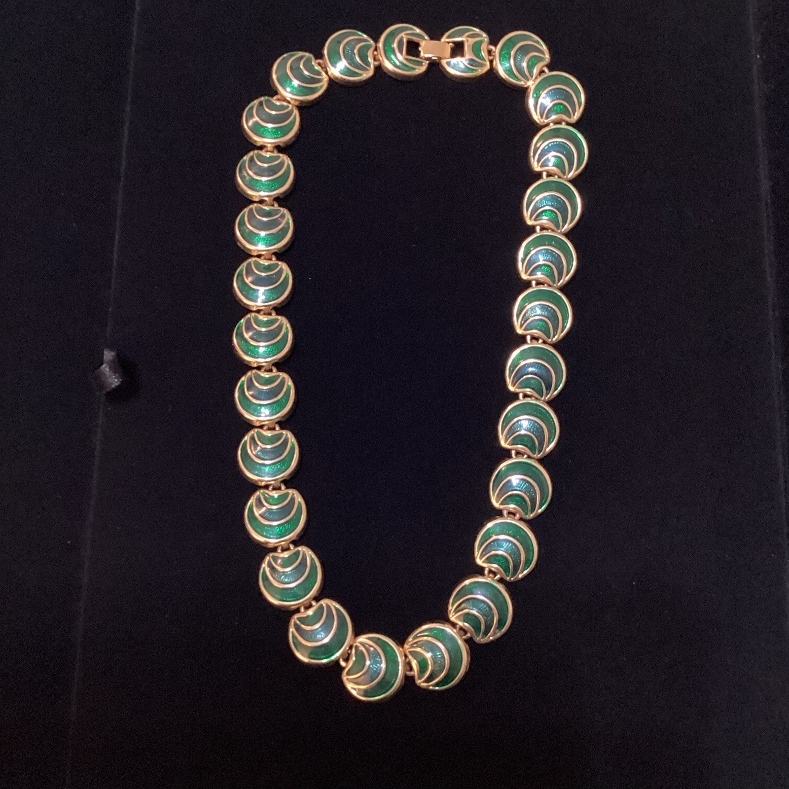 Vintage Style Emerald Green Enamel Scalloped Link Gold Tone Collar Necklace 17″