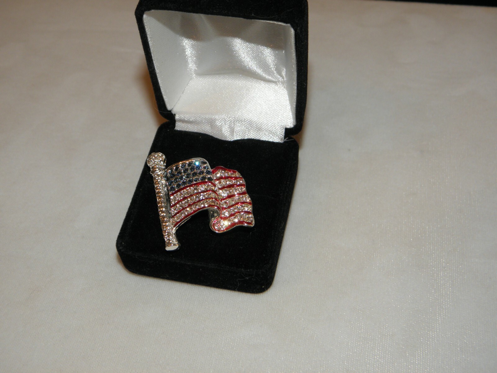 ELECTION 2024 USA FLAG REPUBLICAN DEMOCRAT LAPEL PIN JULY 4 AUSTRIAN CRYSTAL NEW