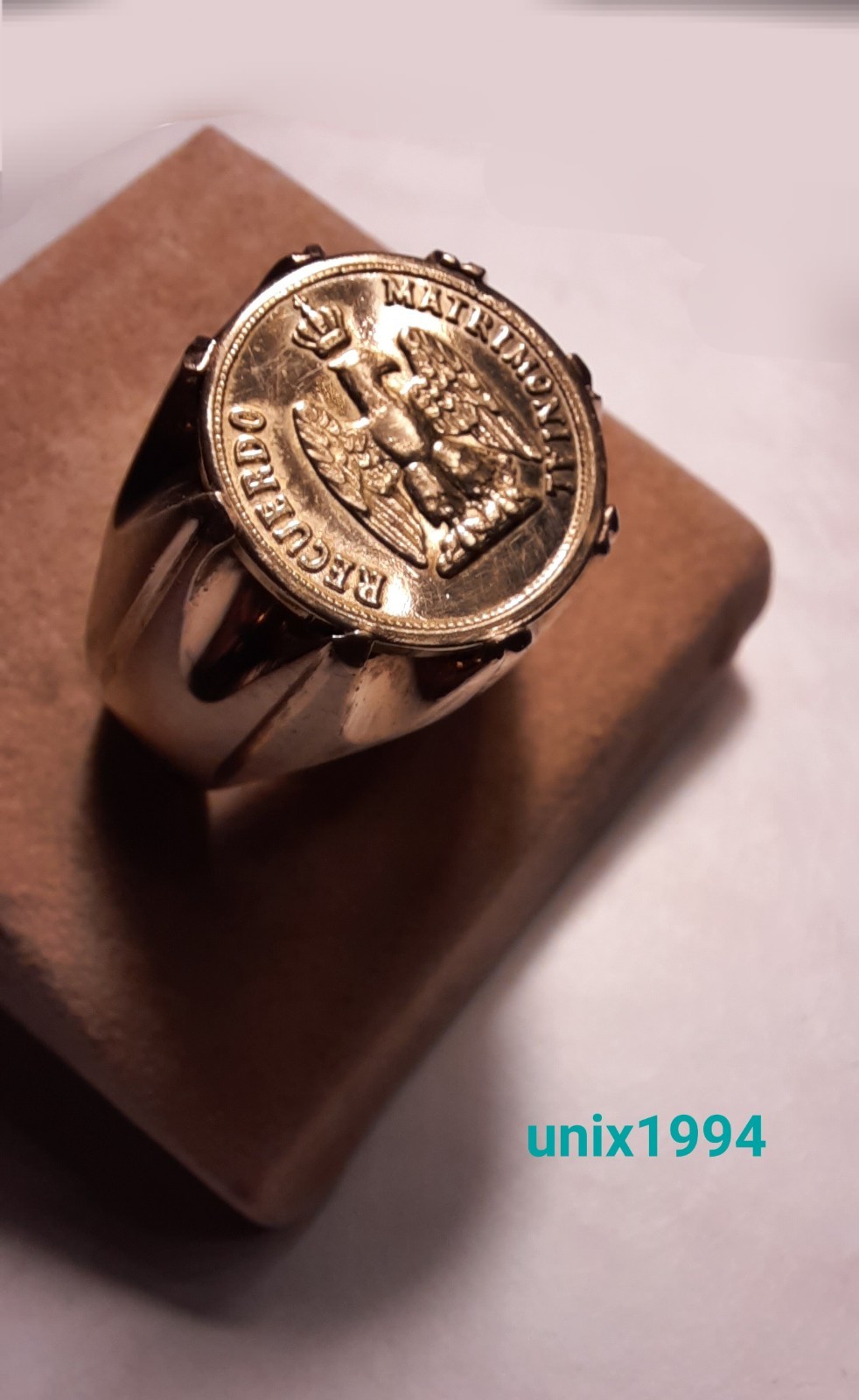 Vintage Recuerdo Token- Ring Medallion Ring Gold Tone size 10-10.5
