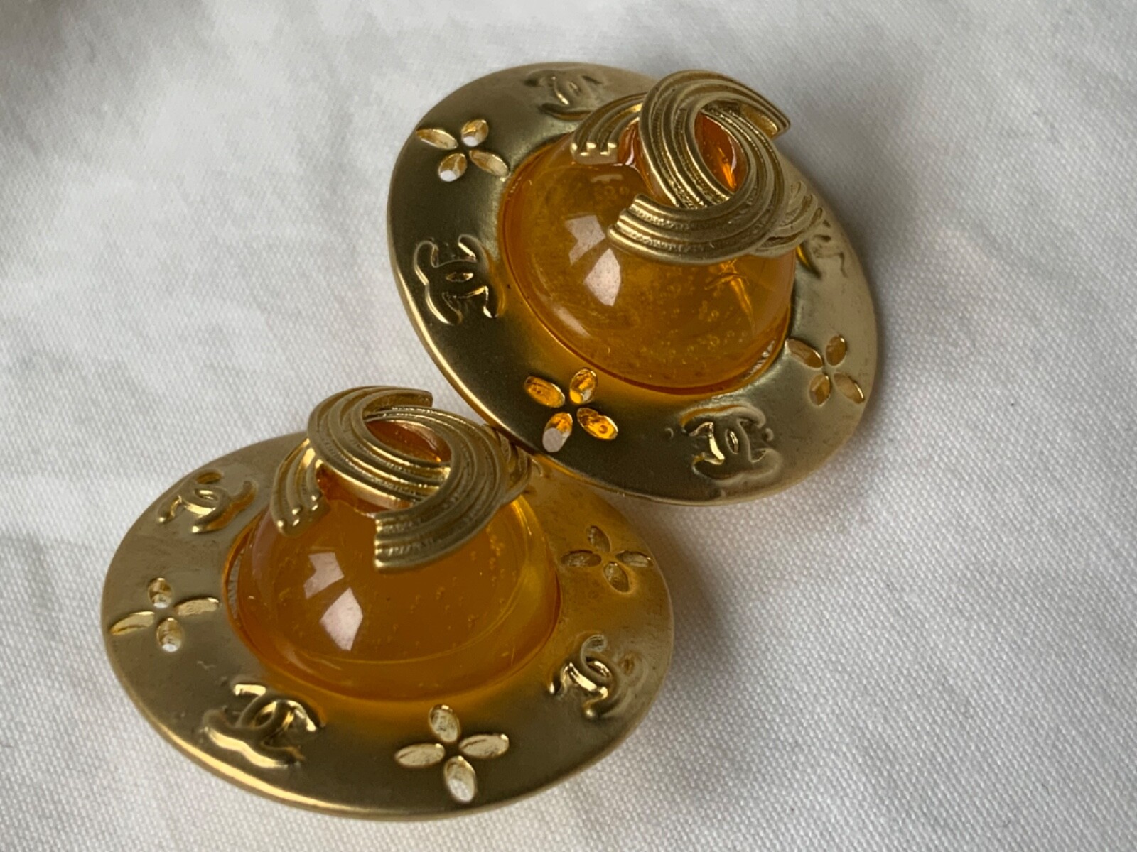 Chanel gripoix glass brown oil slick logo CC clipon earrings France signed 2884