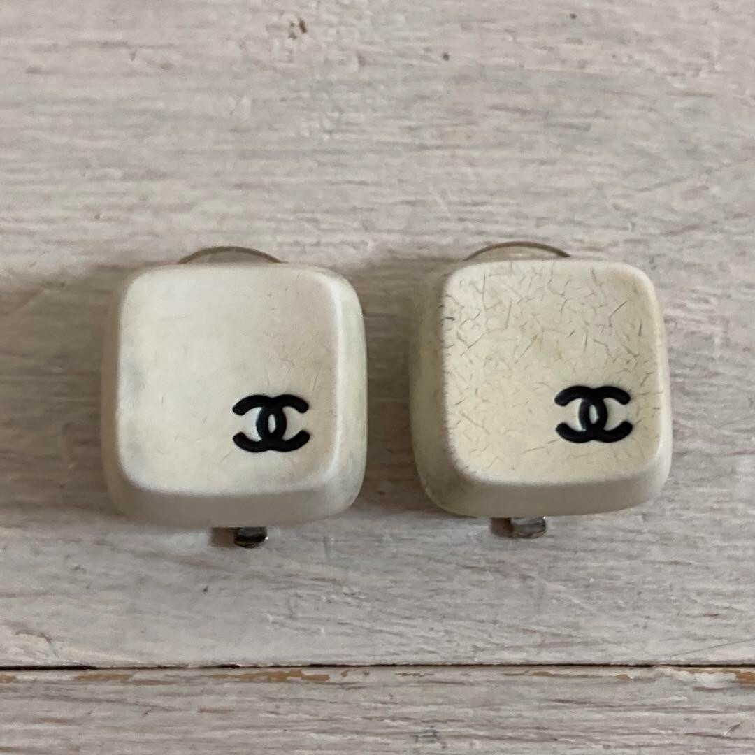 CHANEL Chanel earrings here mark keycap 00T 0.4*0.4 inch