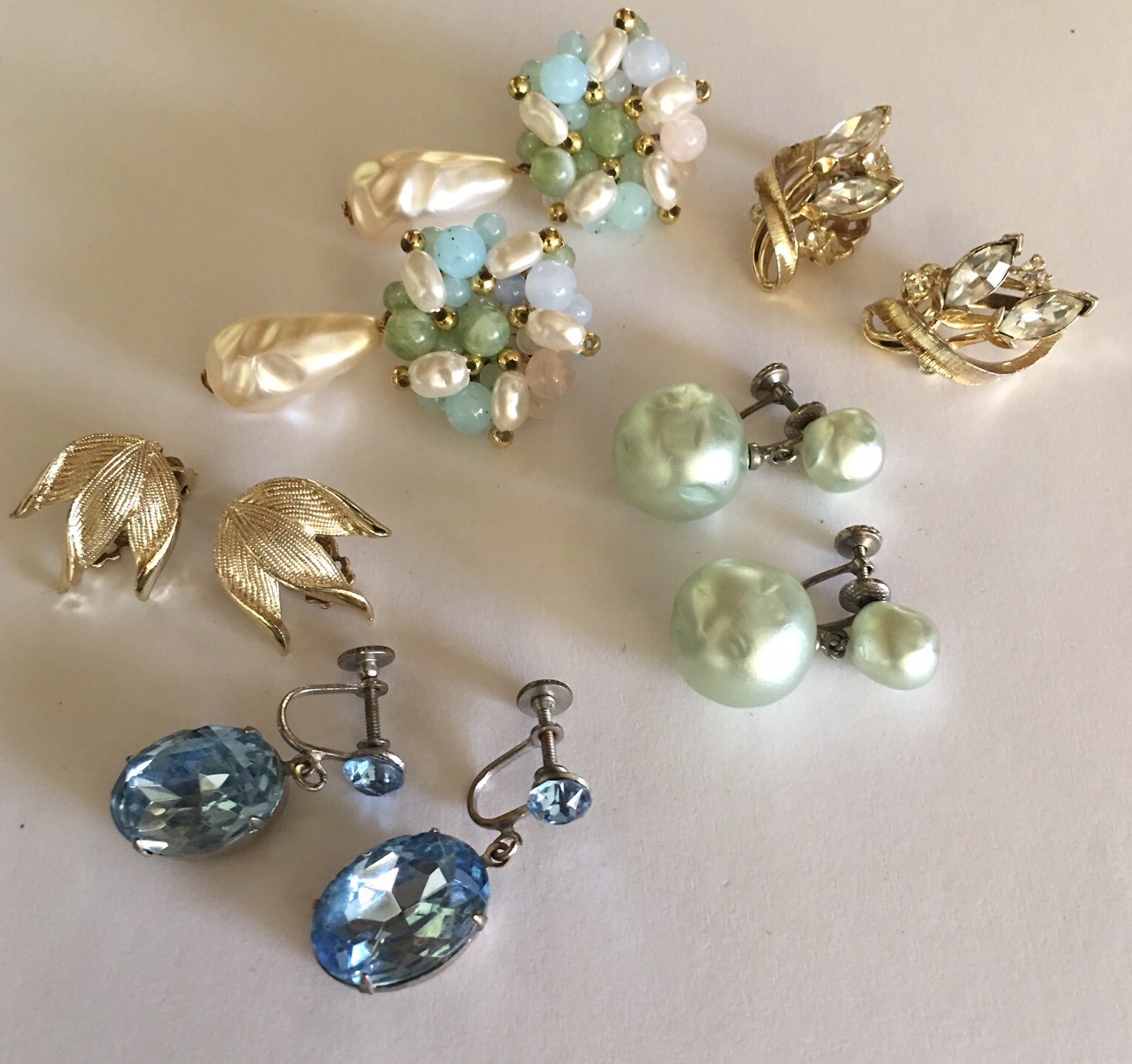 Lot Of 5 Costume Earrings Clip On Clipons Variety – 1 Signed Lisner