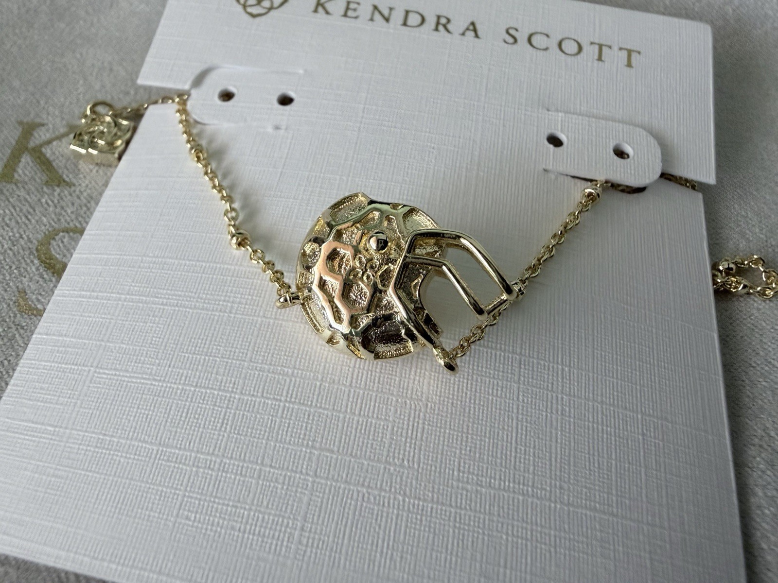 ✨NEW💗Kendra Scott💗Football🏈 Helmet Mother Of Pearl Pendant “Gold” Necklace