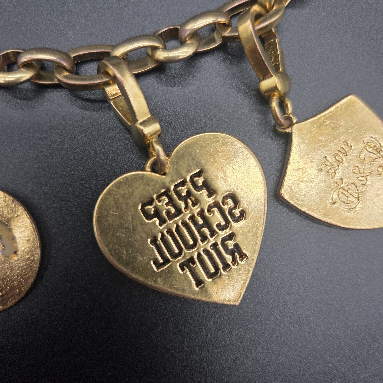 Juicy Couture Gold Tone Signed Enamel Heart Dangle Charm Bracelet 7 1/2 inch
