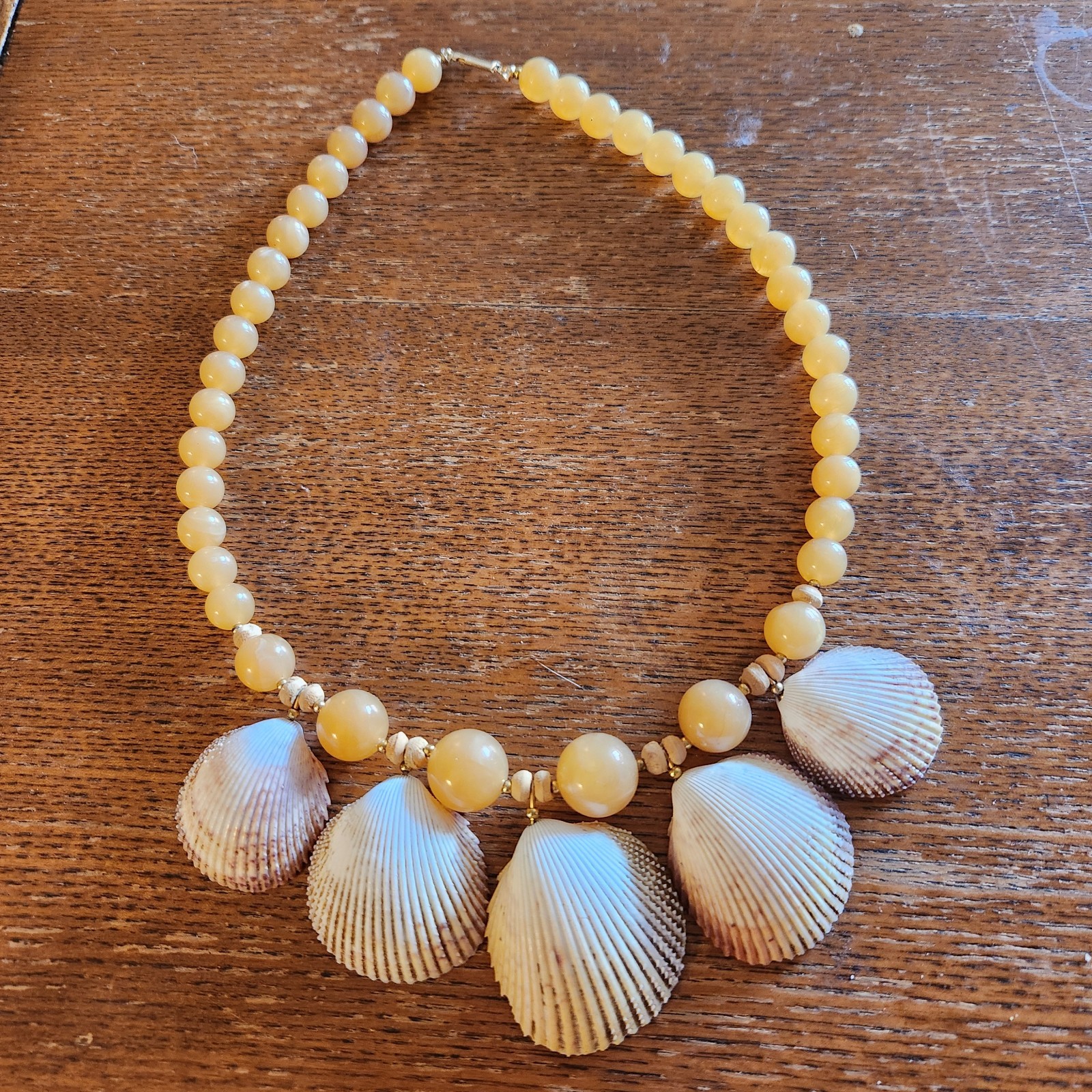 Vtg 1987 Avon Tahitian White Sand Shell Necklace Lucite Beaded Beach 80’s 18″