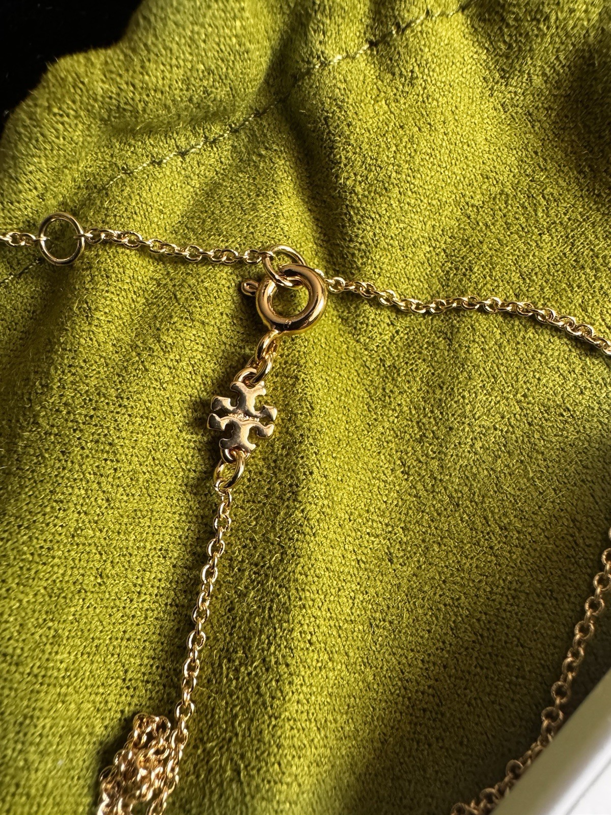 Tory Burch Kira Heart Pendant Gold tone Necklace 16-18” w/pouch Excellent GIFT