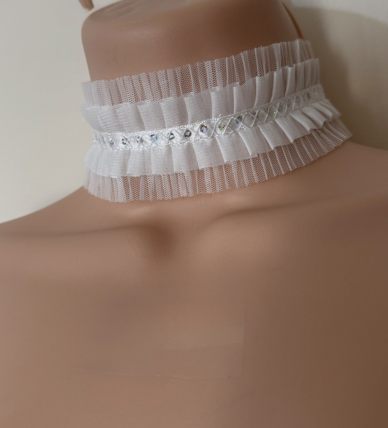 New Fashion Ladies Women’s, sequin white Ruffle mesh LACE Chakor Necklace party