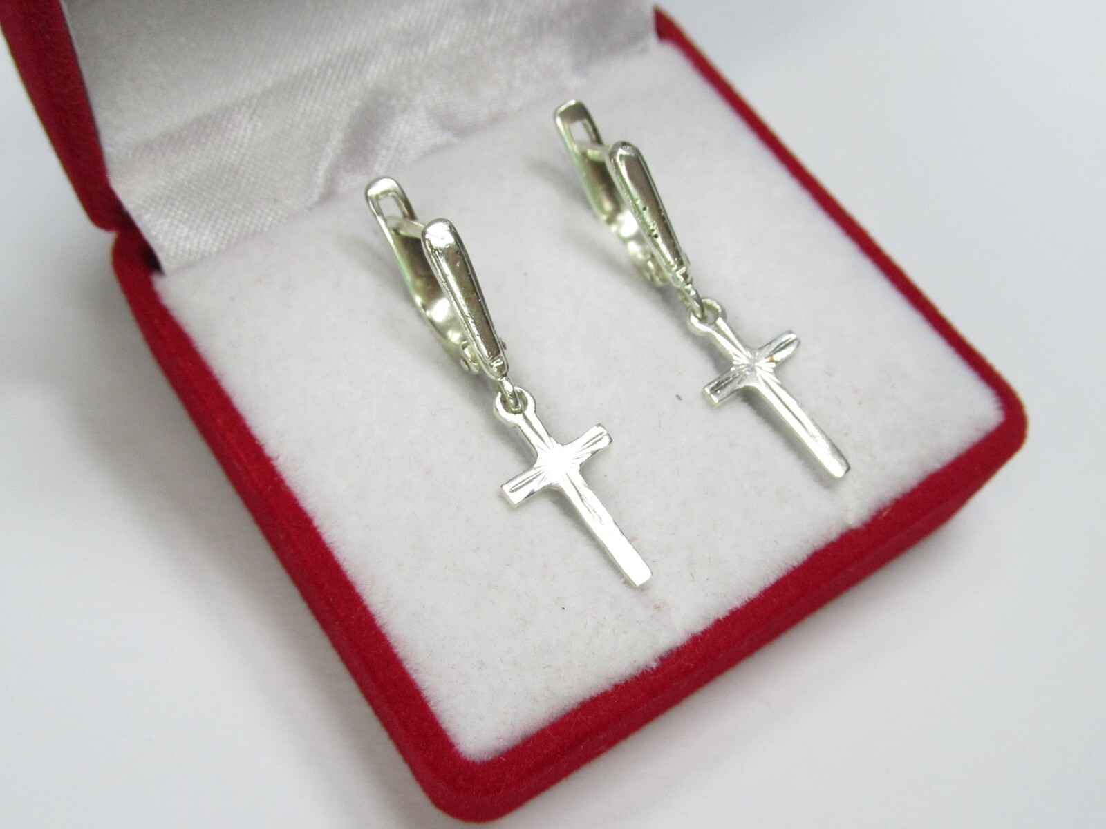 Women’s 925 sterling silver earrings, weight 2.53 g..