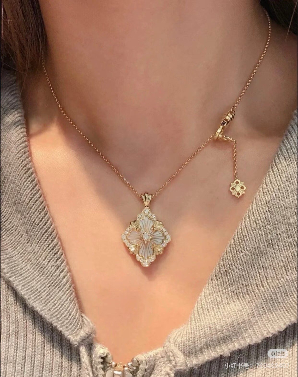 Elegant Floral Pendant Necklace with Adjustable Chain