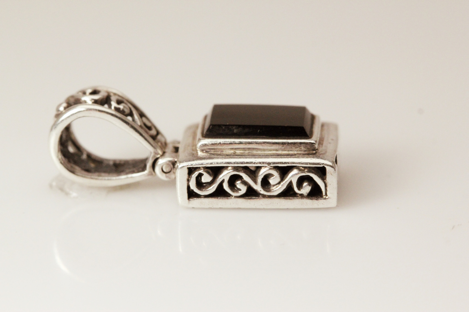 925 Sterling Silver Floral Filigree Pendant with Black Stone 8.2 Grams (PEN7227)
