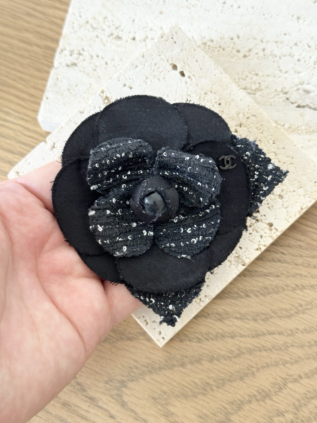 CHANEL Camélia Brooch crafted from black tweed/canvas – Black / White