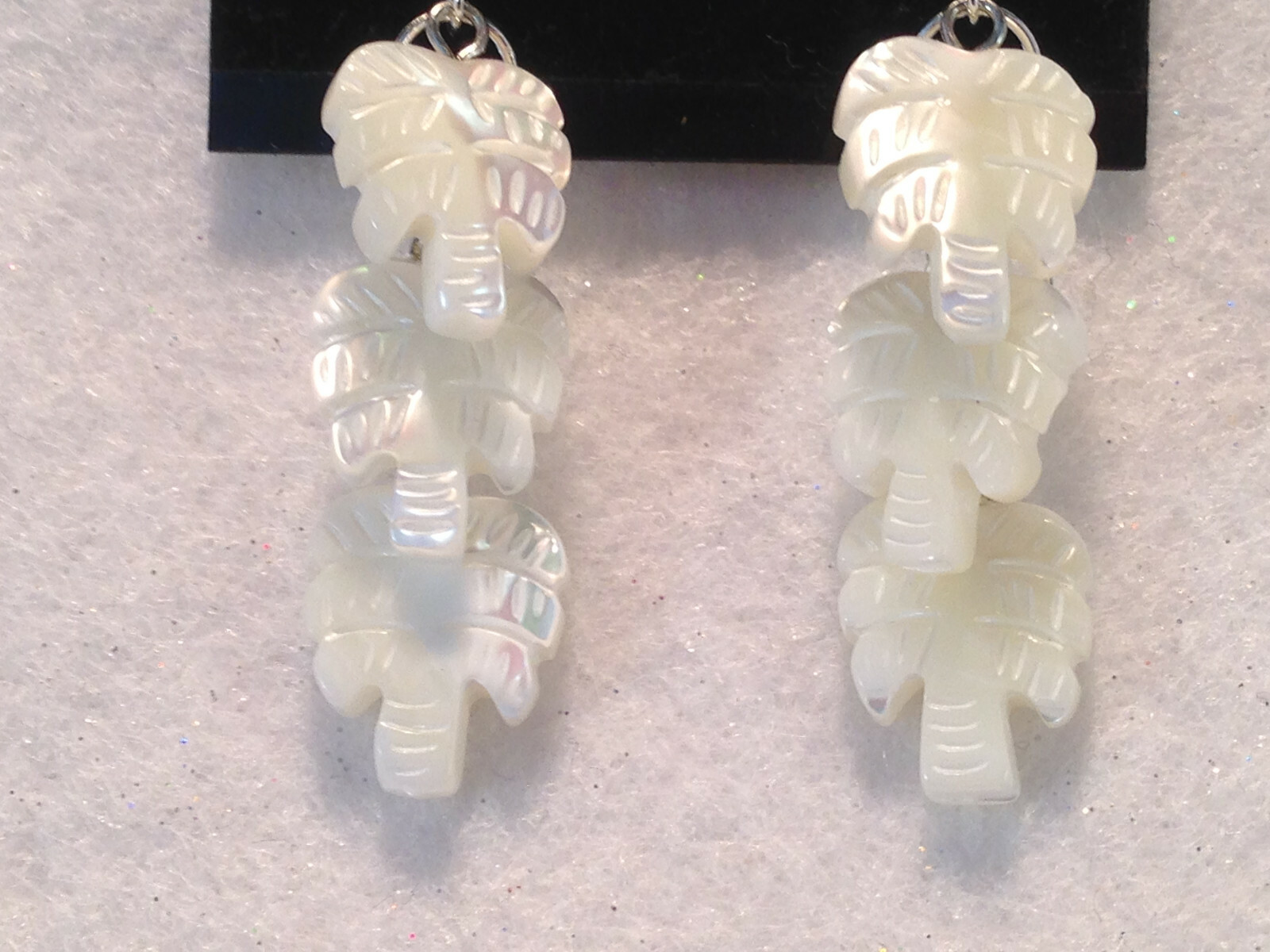 WHITE MOTHER OF PEARL CARVED PALM TREE DANGLE EARRINGS 80’s VINTAGE