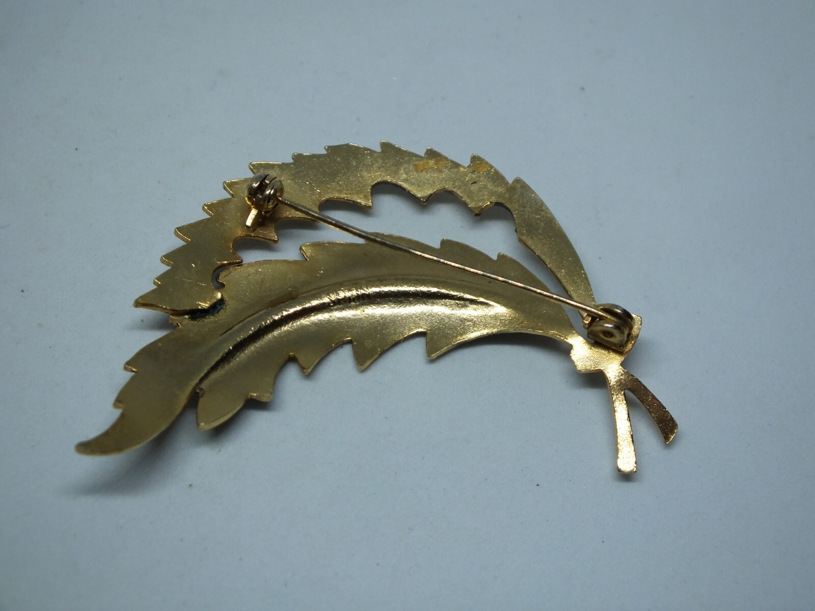 Stunning Brooch Pin Gold Tone Leaf Signed SPAIN Silver Black Accents 2 1/4×1 3/4