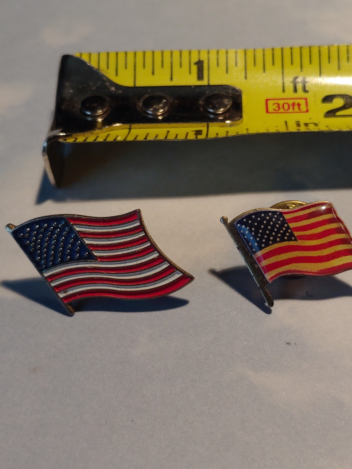 AMERICAN FLAGS X 2 ENAMEL LAPEL PINS GOLD BORDER USA US United States TIE TACK