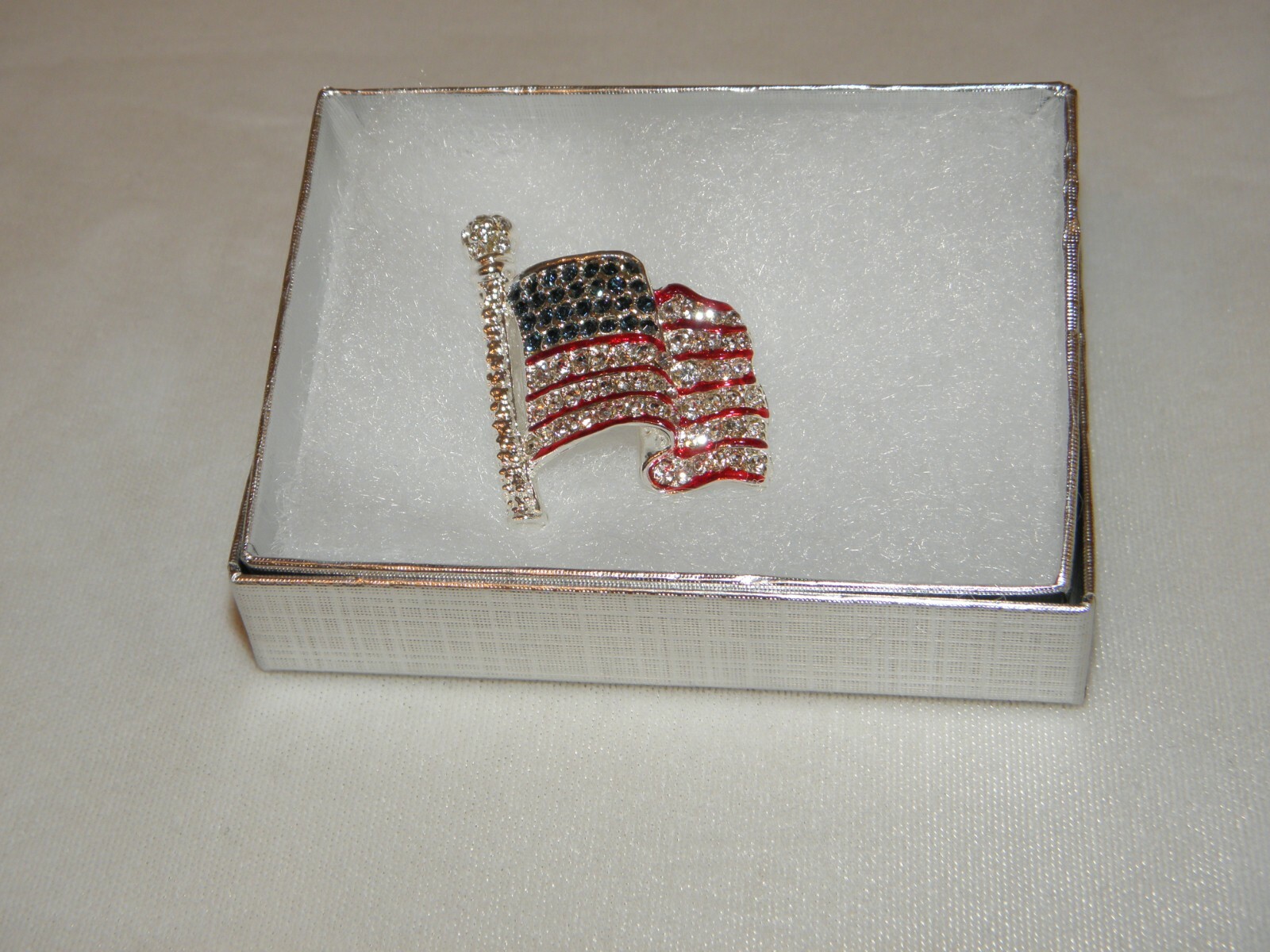 ELECTION 2024 USA FLAG REPUBLICAN DEMOCRAT LAPEL PIN JULY 4 AUSTRIAN CRYSTAL NEW