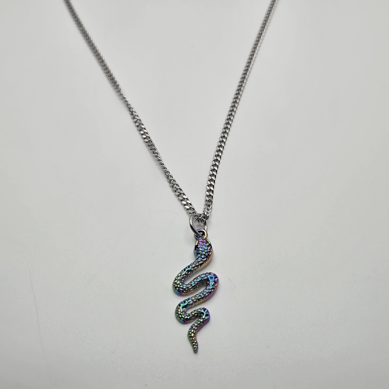 MULTI COLOR SNAKE CHARM / 18″-24″ STAINLESS STEEL CURB CHAIN NECKLACE