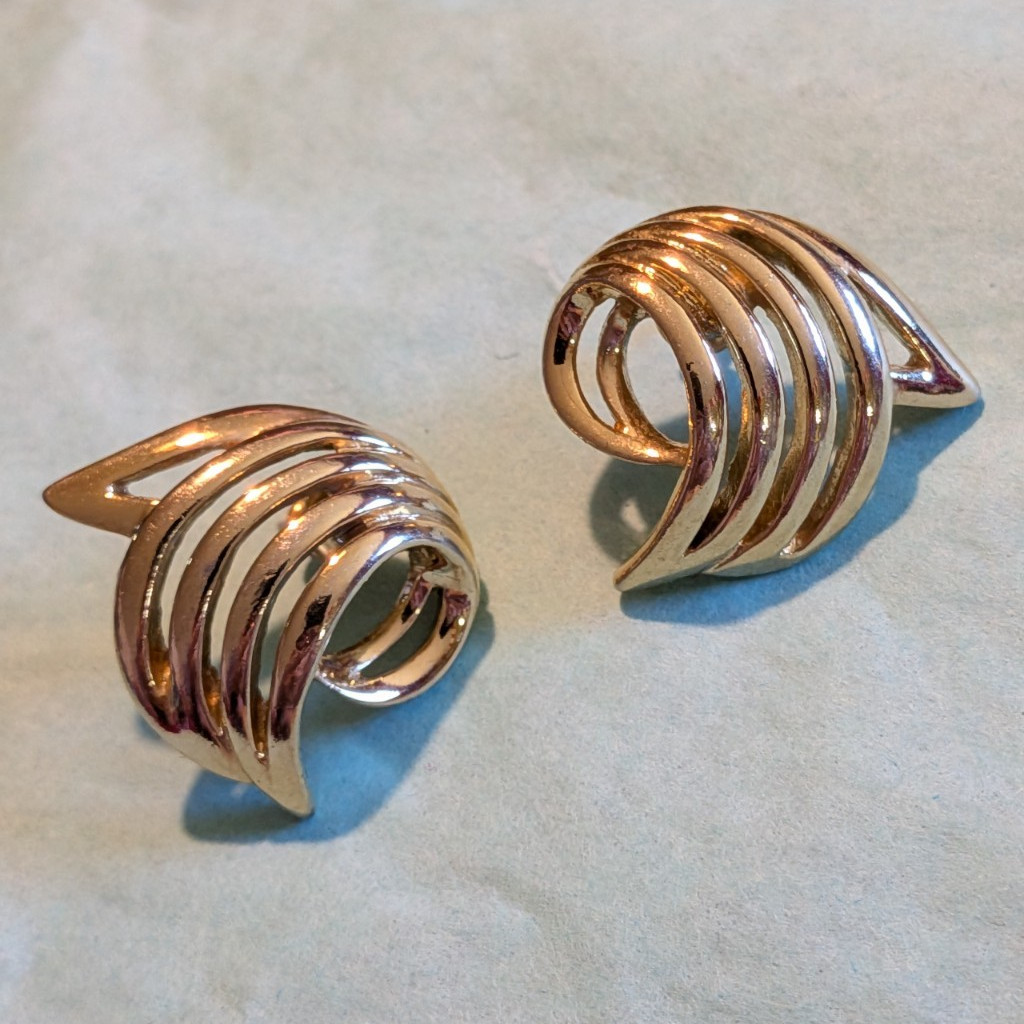 Vintage Trifari Gold Tone Swirl Ribbon Earrings 1980s Geometric Pierced Posts