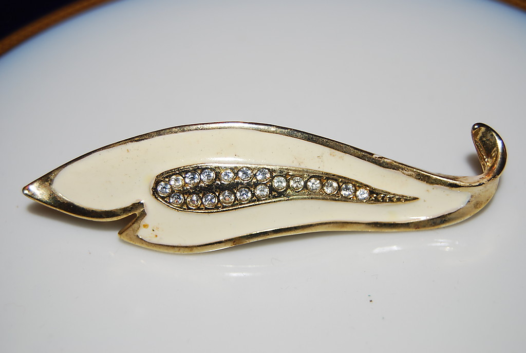WONDERFUL VINTAGE SET OF THREE ASSORTED PINS OR BROOCHES AS PER PICTURES # M-015