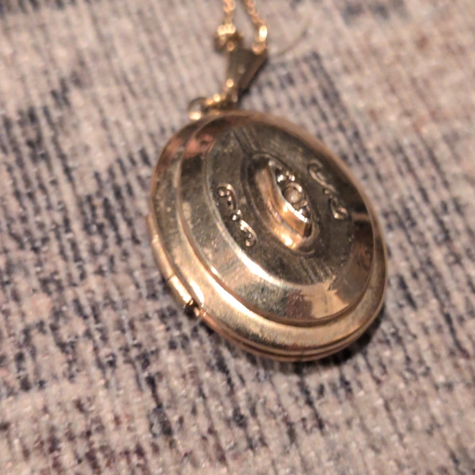 Gold Tone Oval Photo Locket Pendant Necklace Chain Spring Ring Closure