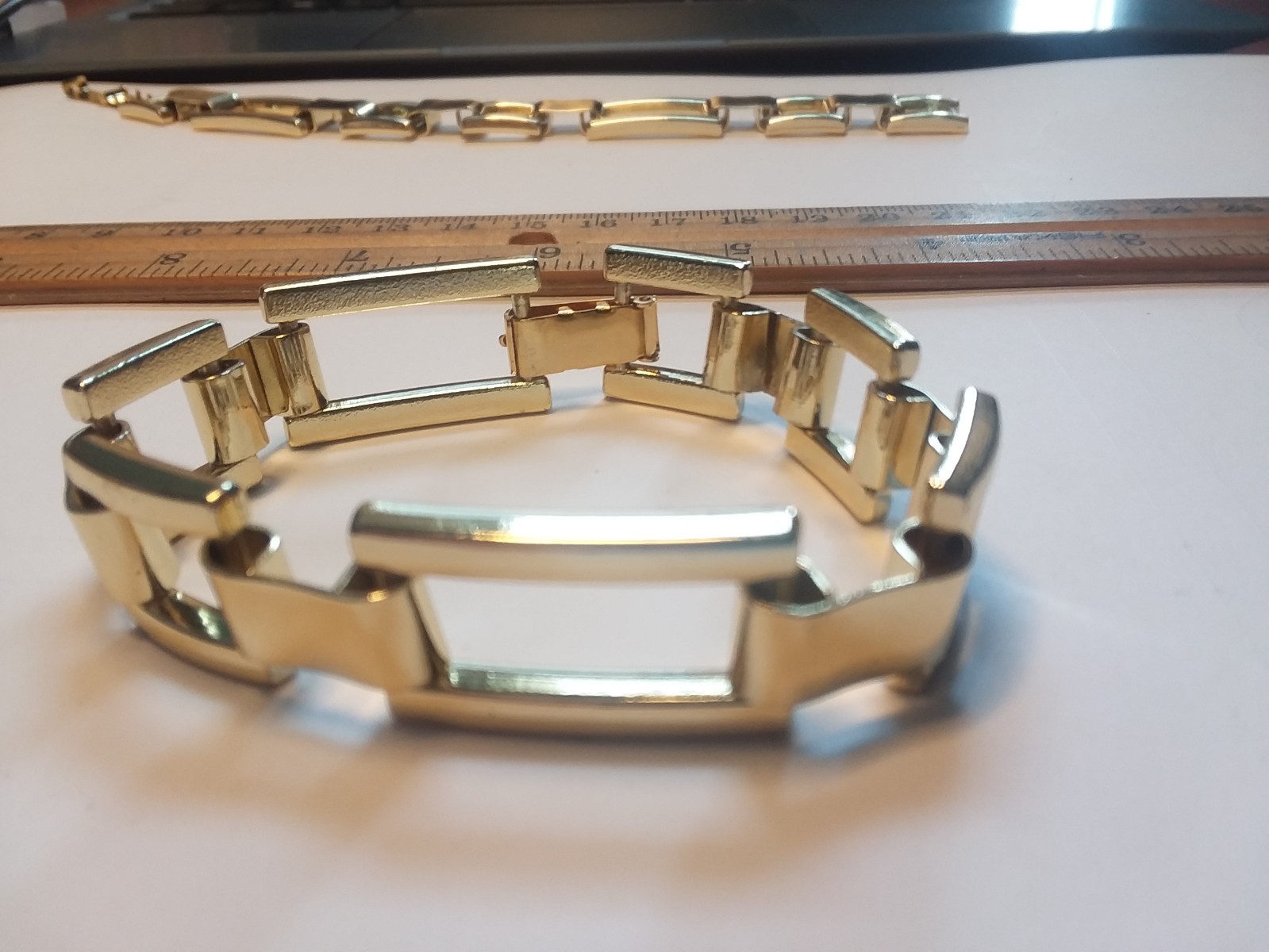 7.75″ Gold Tone Square Link Bracelet With Fold Over Clasp 01-01-2026