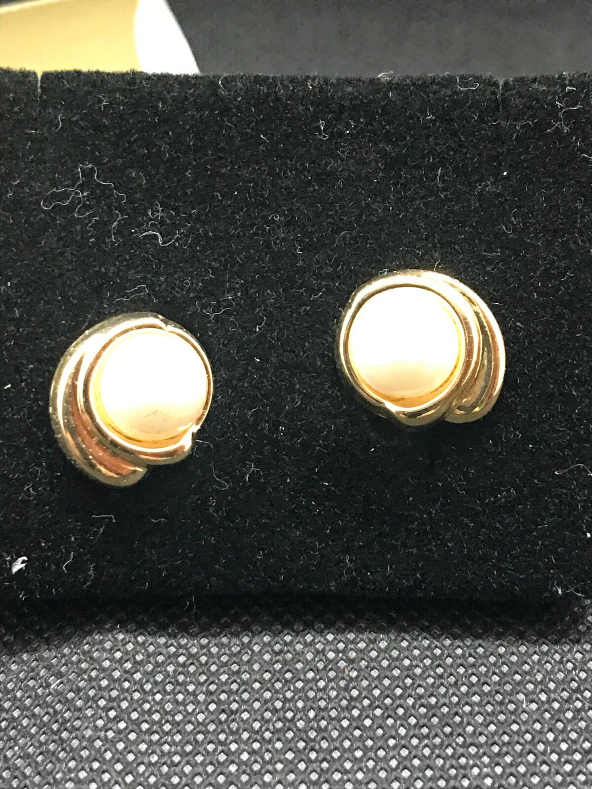 Classic Avon Pearlesque Beauty Collection Pierced earrings w surgical steel post