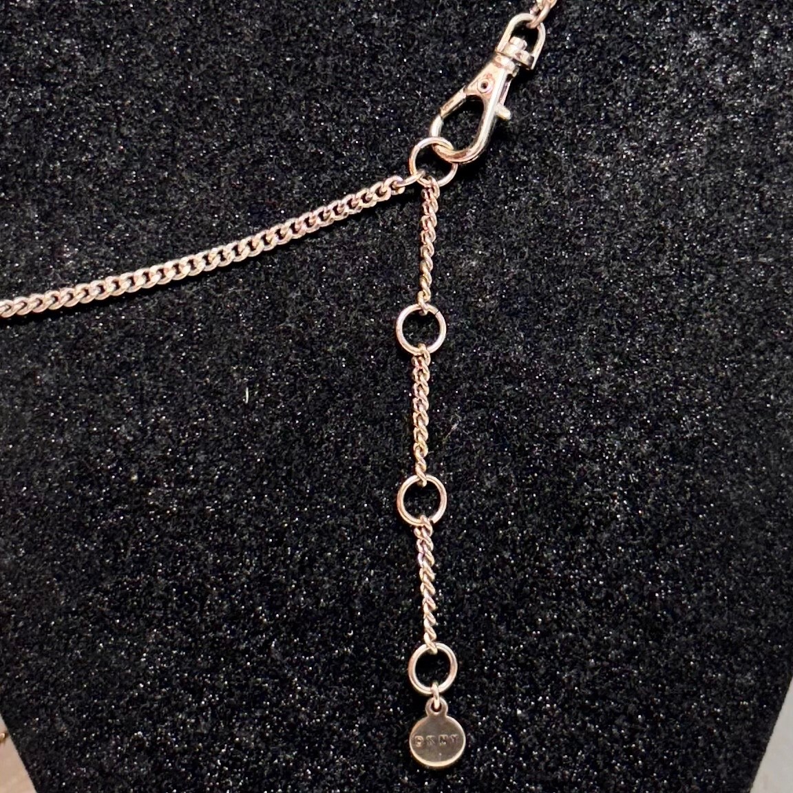 DKNY DONNA K necklace rhinestone silver/goldtone metal pendant fringe curb chain