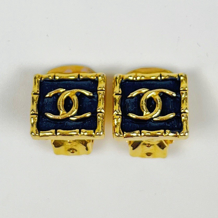 CHANEL CC Logo Clip On Earrings Gold Tone Vintage Authentic