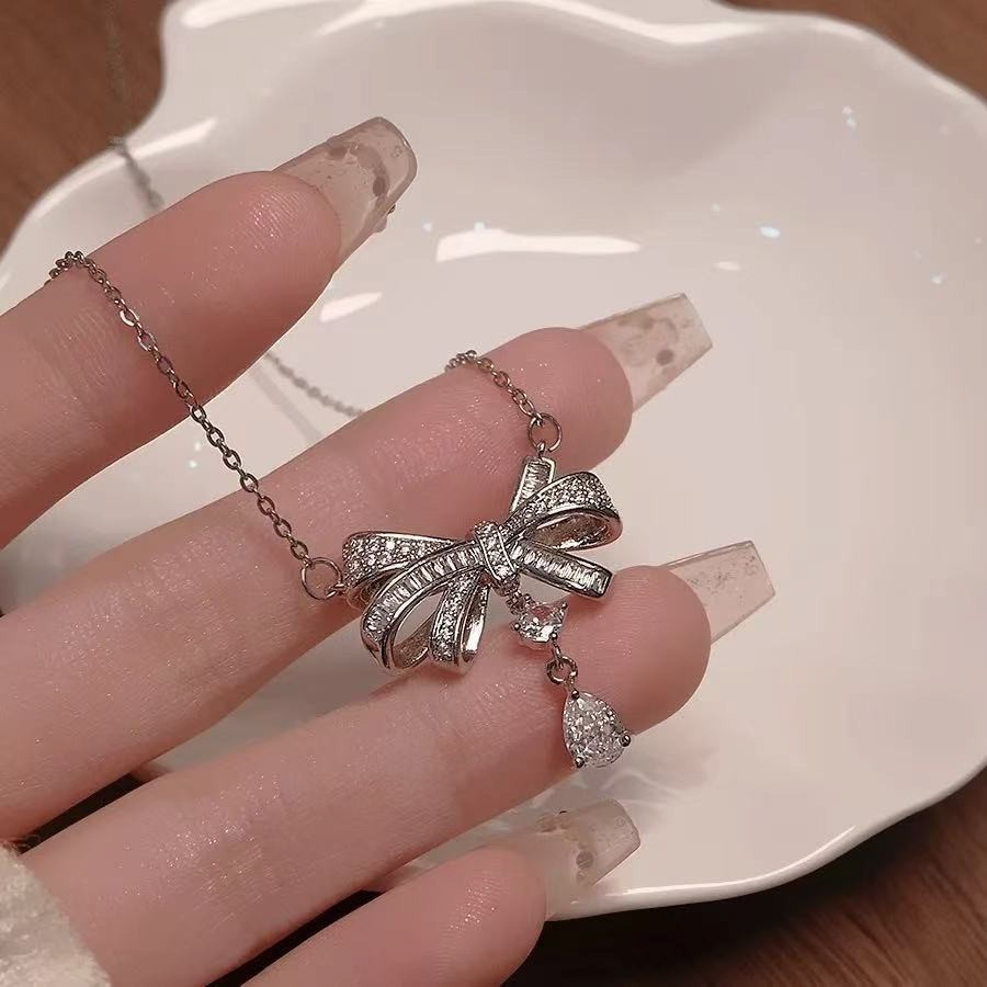 Bow-shaped rhinestone necklace