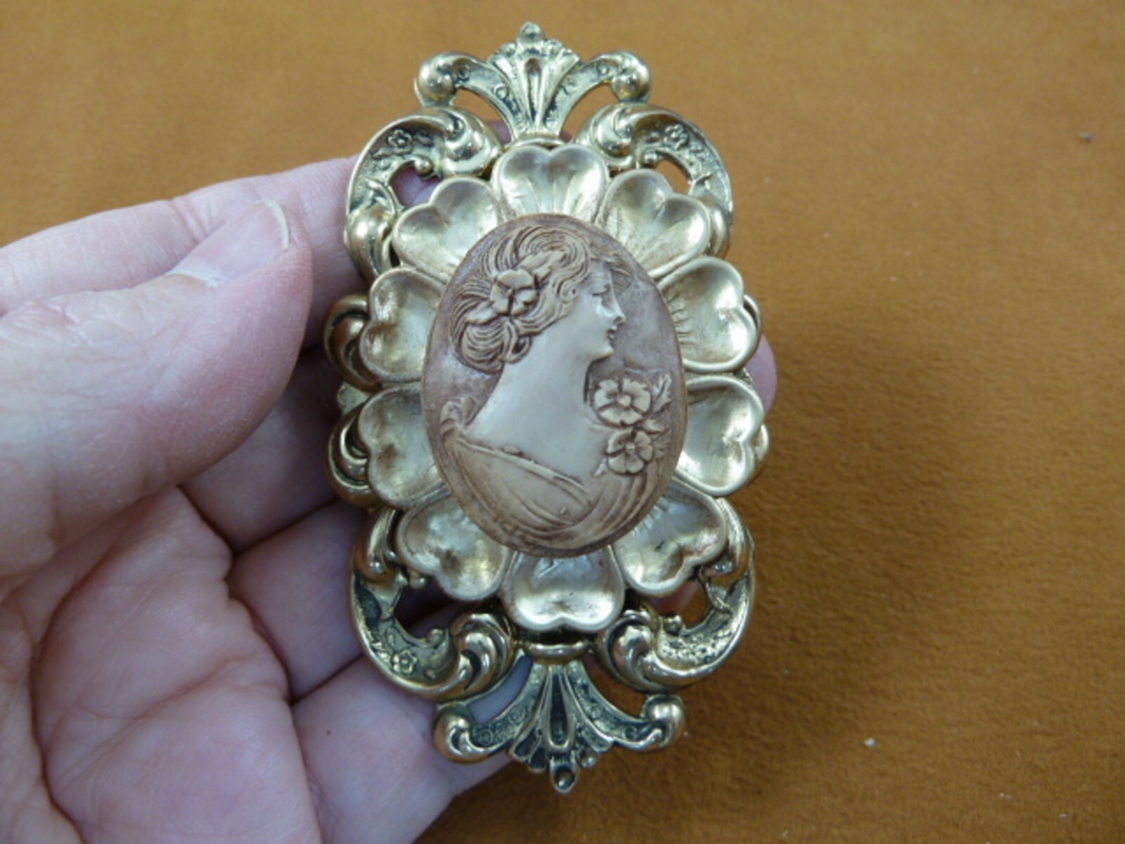 (CM19-15) Sweet LADY off-white + tan oval CAMEO brass PIN Pendant Brooch jewelry