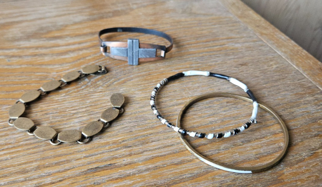 BRACELET / BANGLE LOT. MIXED MATERIALS. MODERN / VINTAGE