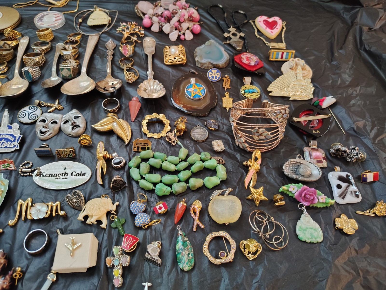 Beautiful Jewelry Lot 100+ Pieces Brooches Rings/Earrings +no gold no silver