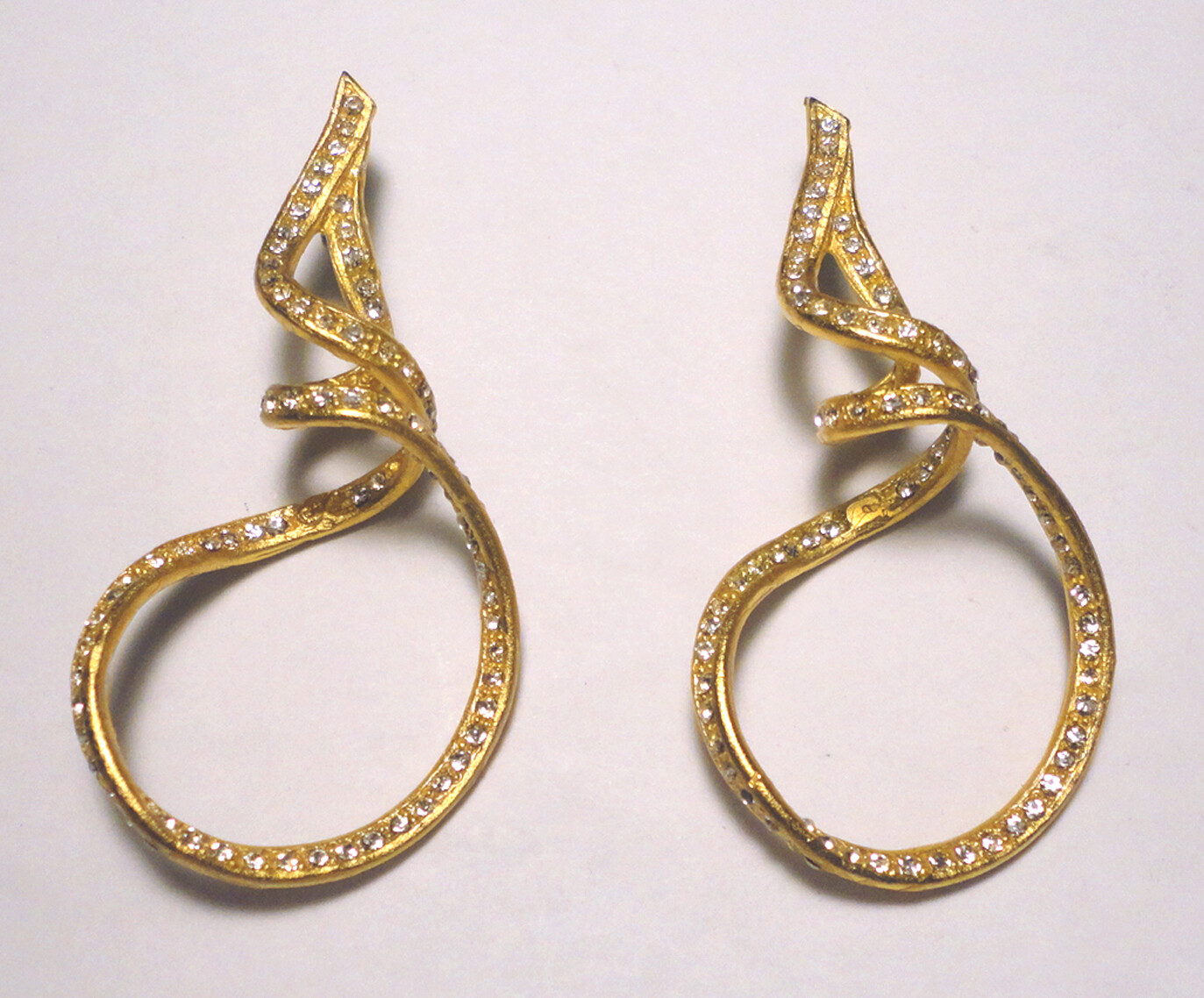 New STUNNING Gold Plated LINDA LEVINSON Crystal SWIRL 2 7/8″ MODERNIST EARRINGS