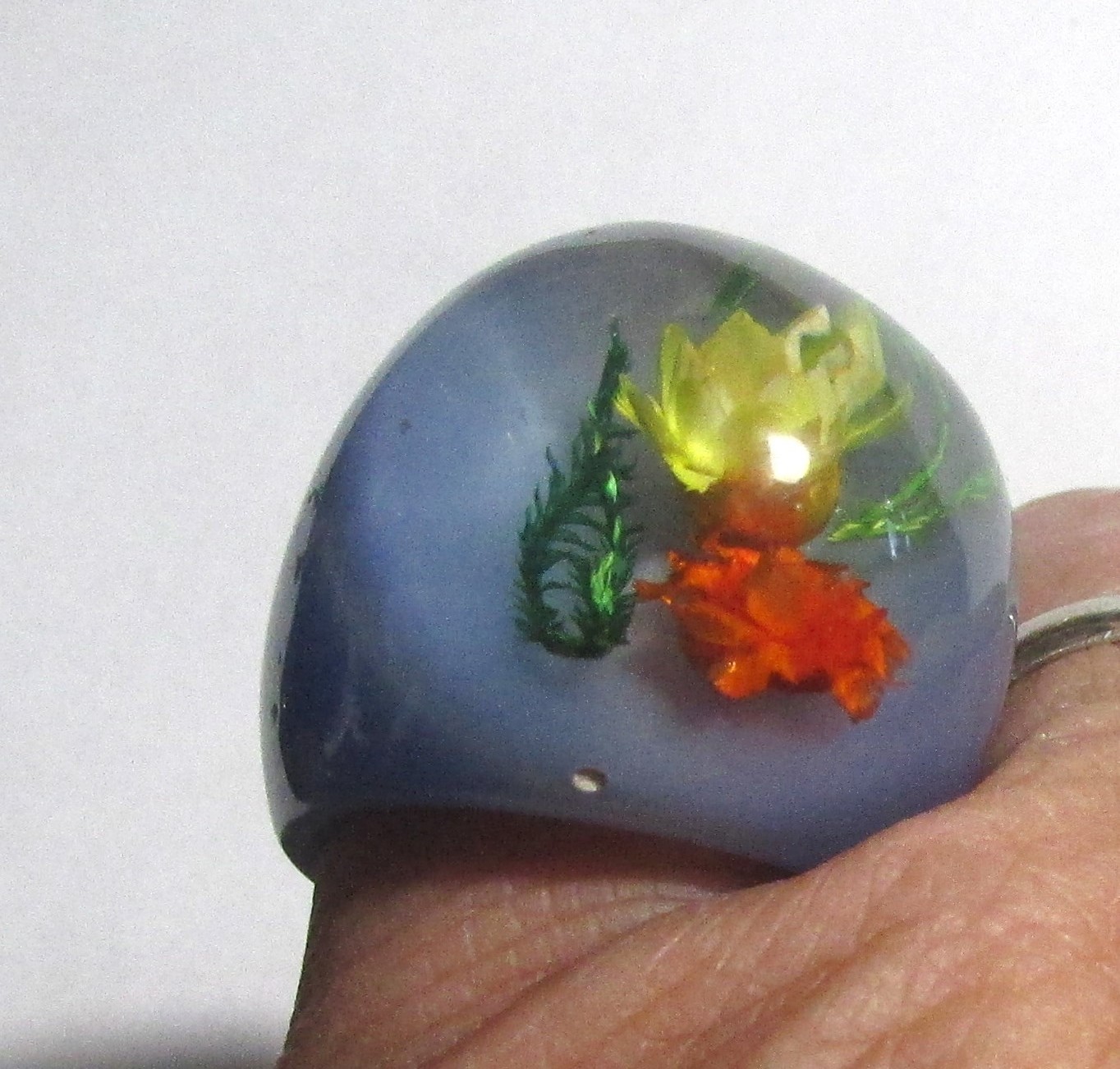 Vtg Lucite Dome Ring sz 7 Blue Resin Real Pressed Flowers Bold Statement Floral
