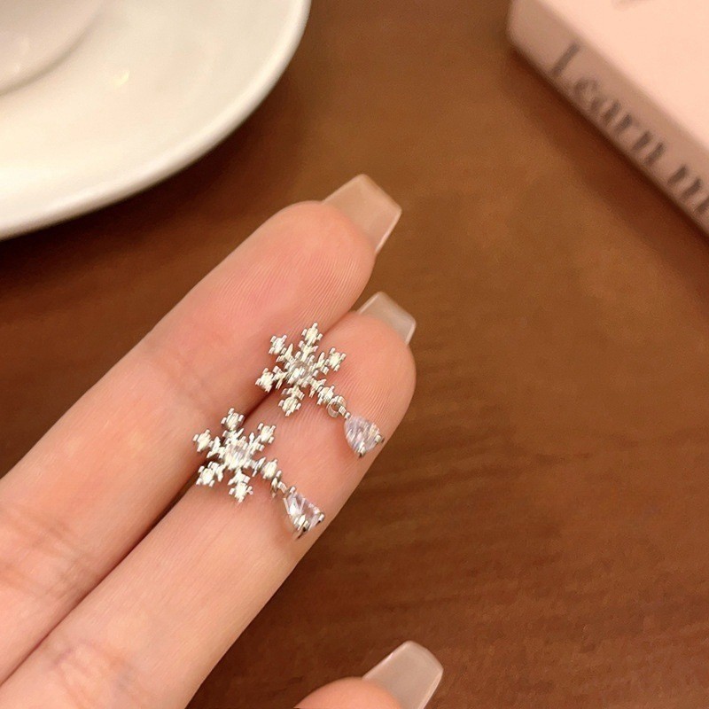 Women’s Snowflake Shaped Earrings Sparkling Rhinestones Elegant Earrings Alloy