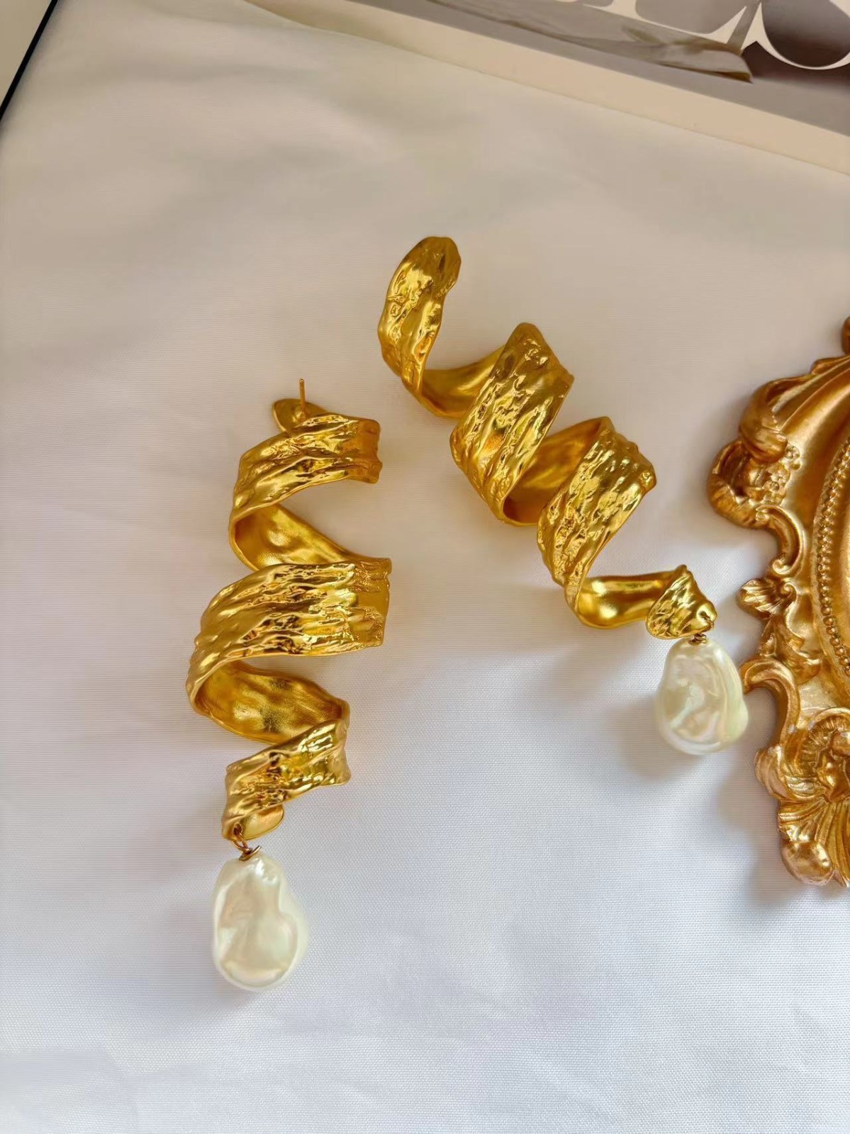 🎁🎁AUTHENTIC Super High Quality Schiaparelli Baroque Pearl Spiral Gold Earrings