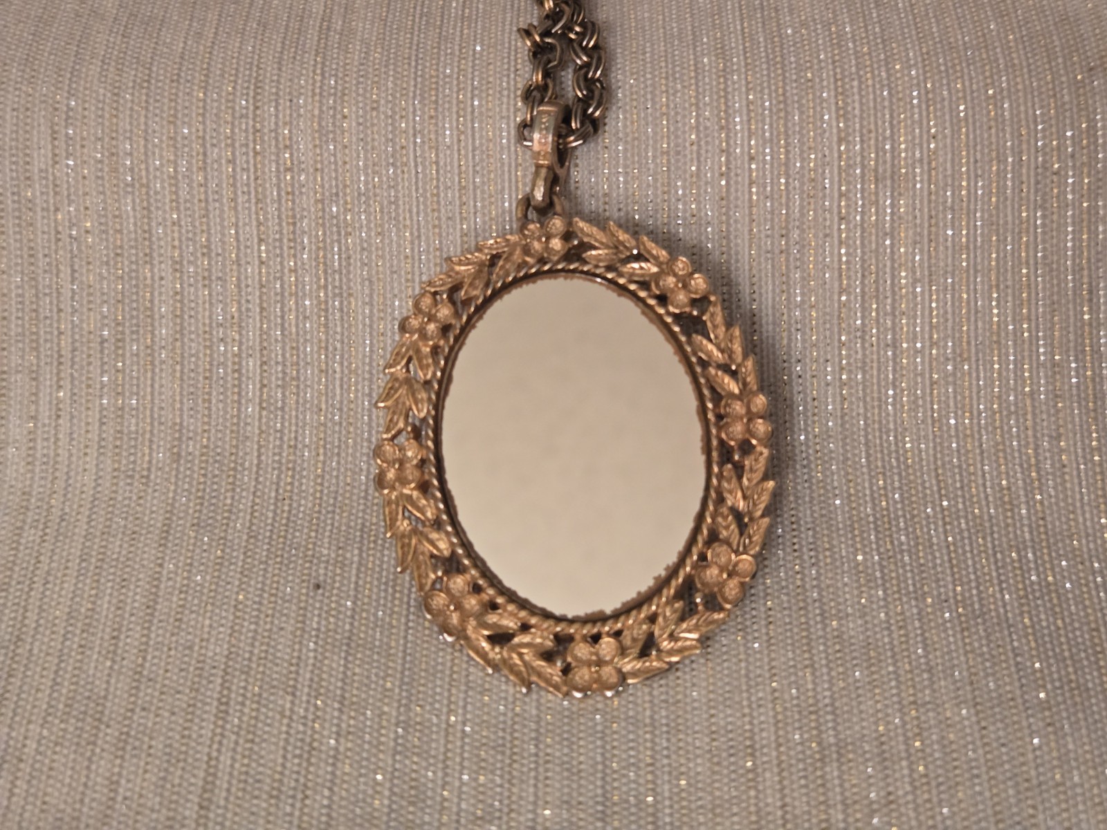Vintage 1973 Avon “Serena Rose” mirror pendant necklace