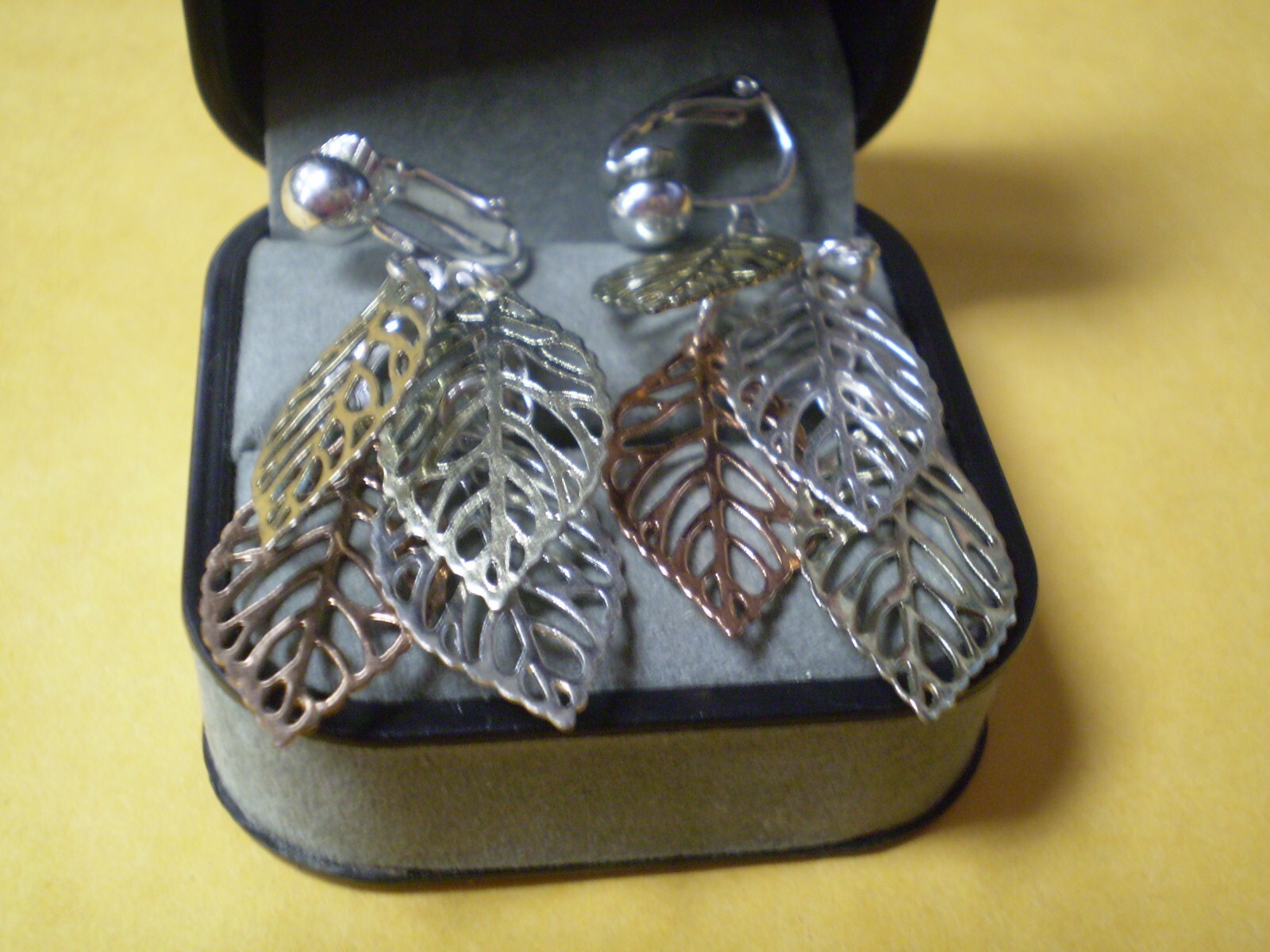 Pair of Ladies Tri-Color Silver Tone 4-Leaf Dangle Earrings 5.8 grams