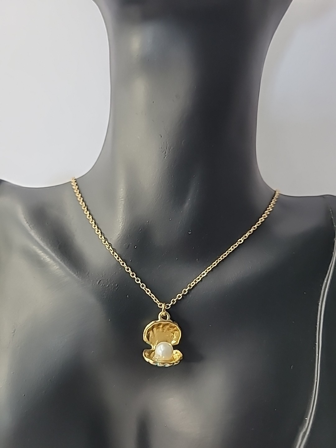 Vintage Necklace Clam Faux Pearl White Gold Tone Chain Teal Accents Jewelry